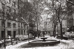 refugado:  passagedenfer:  snow-covered Place de l’Estrapade