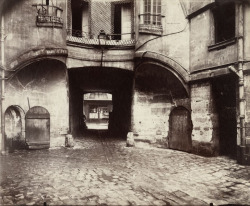 Cour du Dragon photo by Eugène Atget, 1913via: George Eastman