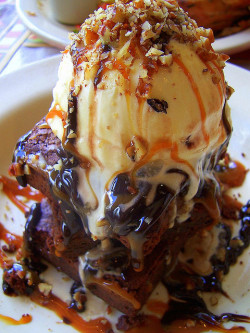 smokinyesska:  delectablefoods:  Hot fudge brownie (via  bingbing)