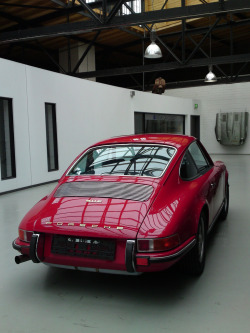 1womanofwonder:  tokyo-bleep:  Porsche 911E   Car porn…