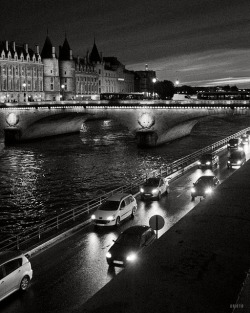 bonparisien:  Traffic under the bridge (by Mikaël Aguirre) 