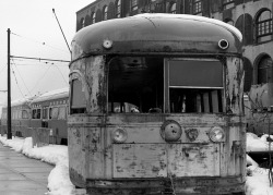 refugado:  nycshawnphotos:  Abandoned Trolley in Red Hook, Brooklyn