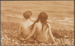 Girls on the beach - Carbon print -  William J Day - c. 1910