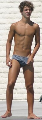 bimikeyyy:  feelmeup:  Sweet Looking Boy in Underwear with Bulge