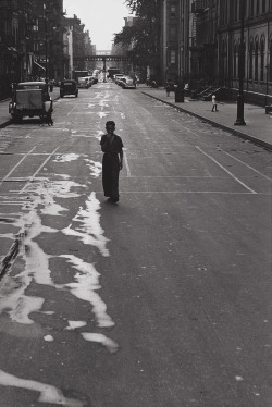 untitled photo by Roy DeCarava, 1950