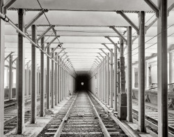 pedroquintas:  “In the subway.” New York City, circa 1904