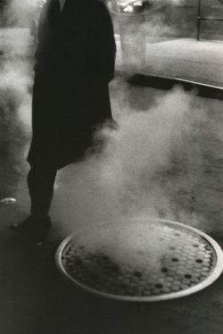m3zzaluna:  manhole, times square, new york, 1954 photo by louis