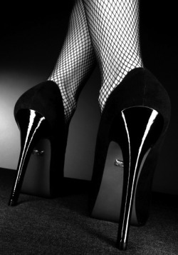 lady-sonia:  Heels and fishnet…   Zawsze, ile razy zobaczę,