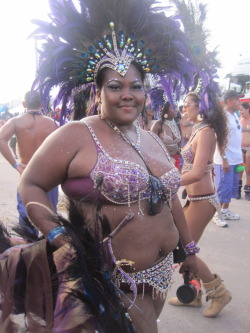 thecupcakecriminal:Saw this girl on the road for carnival…I