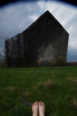 misskaciemarie:  my toes, by me. This building was pretty gorgeous,