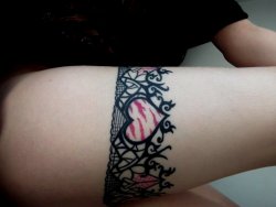 fuckyeahtattoos:  This is my finished garter tattoo now it’s