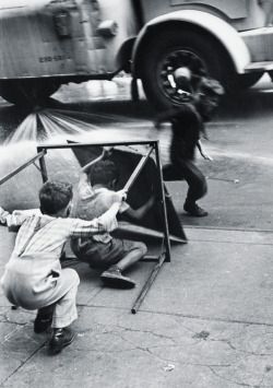 untitled, NY photo by Helen Levitt, 1940