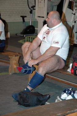 bearone:  Unknown strongman with a good set of legs …. yummy