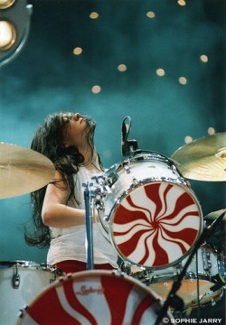 chicks-with-sticks:Meg White - The White Stripes