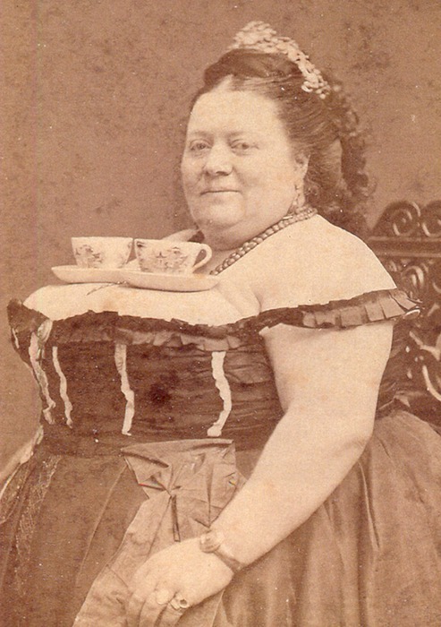 I am fairly certain I could do this in one of my corsets. Maybe if I get over a hundred followers I will and post of picture of me doing it. Incentive? victorianerotica:  As a mate of mine cleverly captioned this, â€œtea for two?â€ 