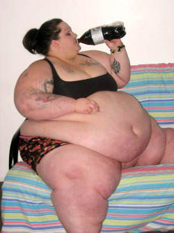 mycorspeisazombie:  twiggynightmare:  Is that a diet coke bottle  (via TumbleOn)   BARQ&rsquo;s