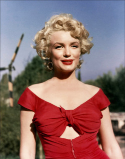 mostlymarilynmonroe:  vintagegal:  Marilyn Monroe on the set