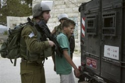 palestina:  Israeli soldiers detain a Palestinian boy who they