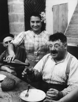 Vigneron en gironde photo by Willy Ronis, 1945