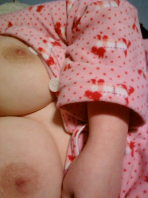 errypopo:  Aha, please ignore my pink scottie dog pajamas… e___e     I was laying down in my bed and took them real quick-like while the roomie was distracted.  :D 