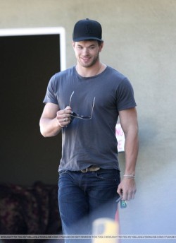 Kellan Lutz.