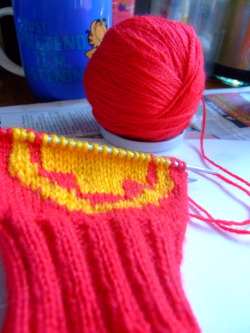 mimzemmy:  This is going to become a ‘These’. A pair of fingerless gloves, to match a RED Tough Guy’s Toque. Is this awesome, y/y? I think I like crossing my fandoms with my craftdoms. This pleases me more than it really should. I REGRET NOTHING!
