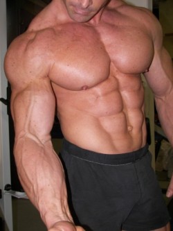 musclelover:  muscru:  con demetriou  The massive torso of Con