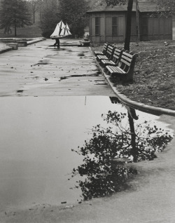 Homing Ship, NY photo by André Kertész, 1944