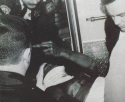 old-school-shit:  queenofsabah:  endpositive:     Tupac holding