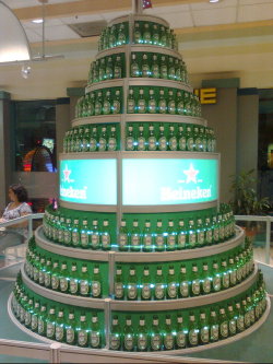 thingshappenpr:  Arbol de Heineken en San Patricio Mall, Puerto