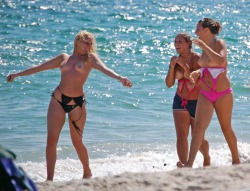 raredreamer:  The girls and the beach  Las chicas(desnudas) en
