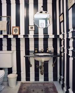 how-to-hang-a-warhol:  I want my bathroom to look like this :)