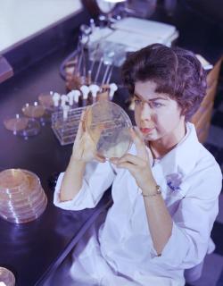 coolchicksfromhistory:  A 1963 photograph of laboratorian Gail