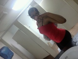 fiveninethickthighsbrownskin:  i look way bloated in this pik