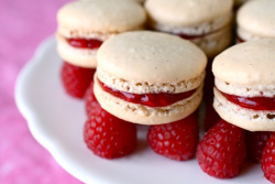 phoods:  (via Vanilla Bean Macarons with Raspberry Filling »