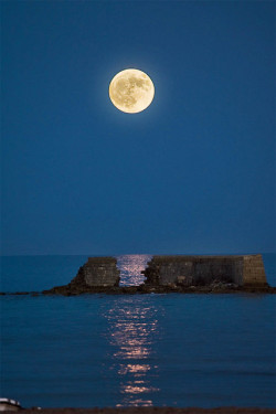 ysvoice:| ♕ |  moonlight in San Cataldo - Lecce, Puglia, Italy 