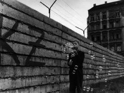 liquidnight:  Günter Zint The Boy Who Lives Near the Wall Berlin,