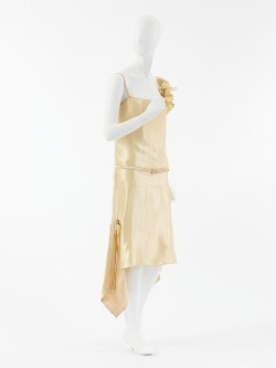 omgthatdress:  Coco Chanel evening dress ca. 1926 via The Costume