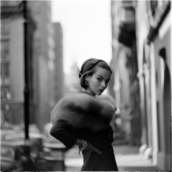 nnl:  http://seevivier.blogspot.com/2011/01/gordon-parks-trench-coats-and-fancy.html