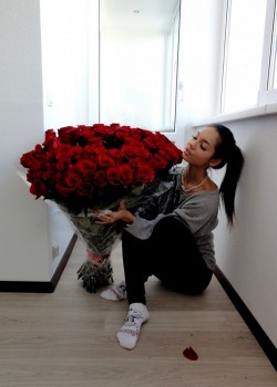  THATS alotta roses wow ~flabbergasted~