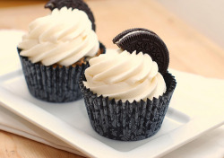 prettygirlfood:   @adorablebipolar Cookies & Cream Cupcakes from Annie’s