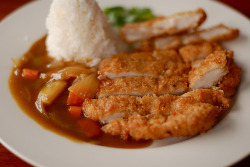 shelovesasianfood:  Tonkatsu Pork chop served with curry 日式炸豬排咖哩飯