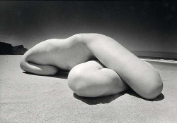 vivipiuomeno:  James Fee ph. - Nude on Beach, 1970 