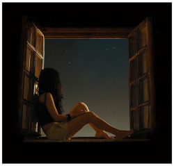  À noite, quando as estrelas iluminam o meu quarto, me sento