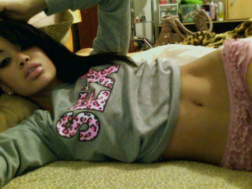 itsrissabitches:  wish i had her stomach ;/ 