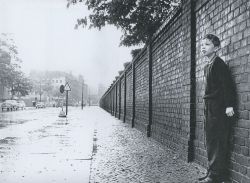 liquidnight:  Günter Zint Olaf stands beside the Berlin Wall,