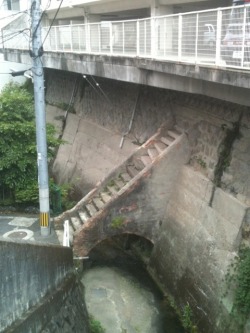 unknownlabel:  トマソン階段みっけ on Twitpic 