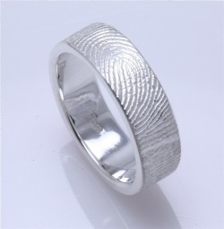 musiquelyintrigued:   Fingerprint wedding ring. The couple molds