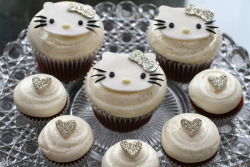 kaitkait3:  Glitter Hello Kitty Cupcakes :D 