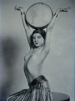  József Pécsi - Nu au tambour, 1925 